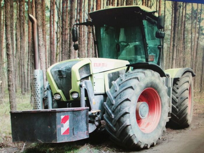 Zderzenie pojazdów było tak silne, że traktor rozpadł się na dwie części, a auto osobowe wpadło do rowu