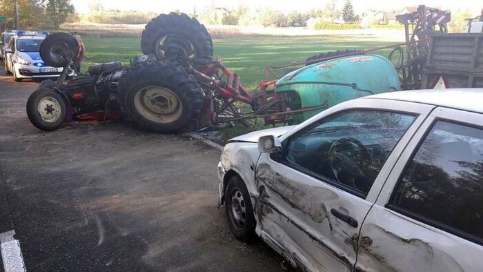 Zderzenie pojazdów było tak silne, że traktor rozpadł się na dwie części, a auto osobowe wpadło do rowu