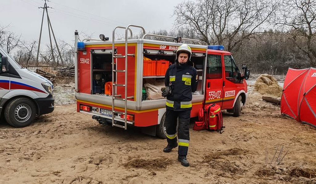 wypadek w gospodarstwie, OSP białośliwie, krostkowo, piła, ładowarka teleskopowa