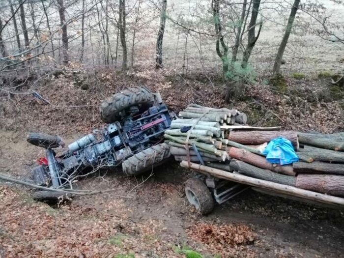 Zderzenie pojazdów było tak silne, że traktor rozpadł się na dwie części, a auto osobowe wpadło do rowu
