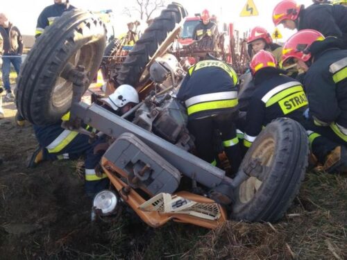 Zderzenie pojazdów było tak silne, że traktor rozpadł się na dwie części, a auto osobowe wpadło do rowu
