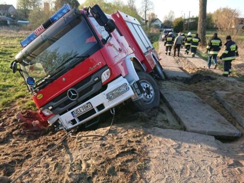 wypadek, straż pożarna, OSP, zdarzenie drogowe, strażacy