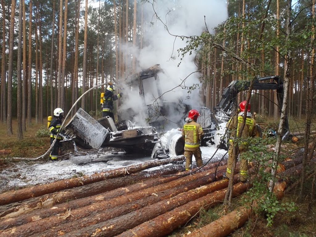 pożar maszyn leśnych, harvester, forwarder, górka, powiat złotowski, płytnica, powiat sokólski