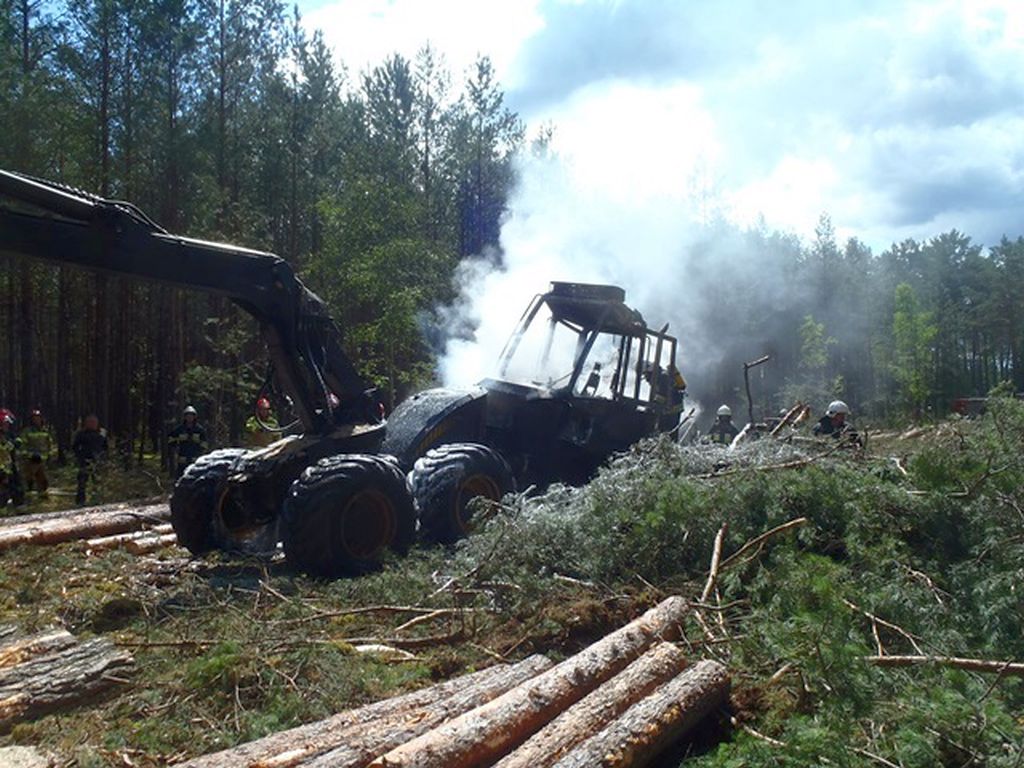 pożar maszyn leśnych, harvester, forwarder, górka, powiat złotowski, płytnica, powiat sokólski
