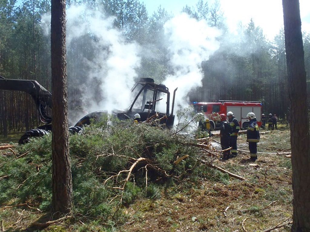 pożar maszyn leśnych, harvester, forwarder, górka, powiat złotowski, płytnica, powiat sokólski
