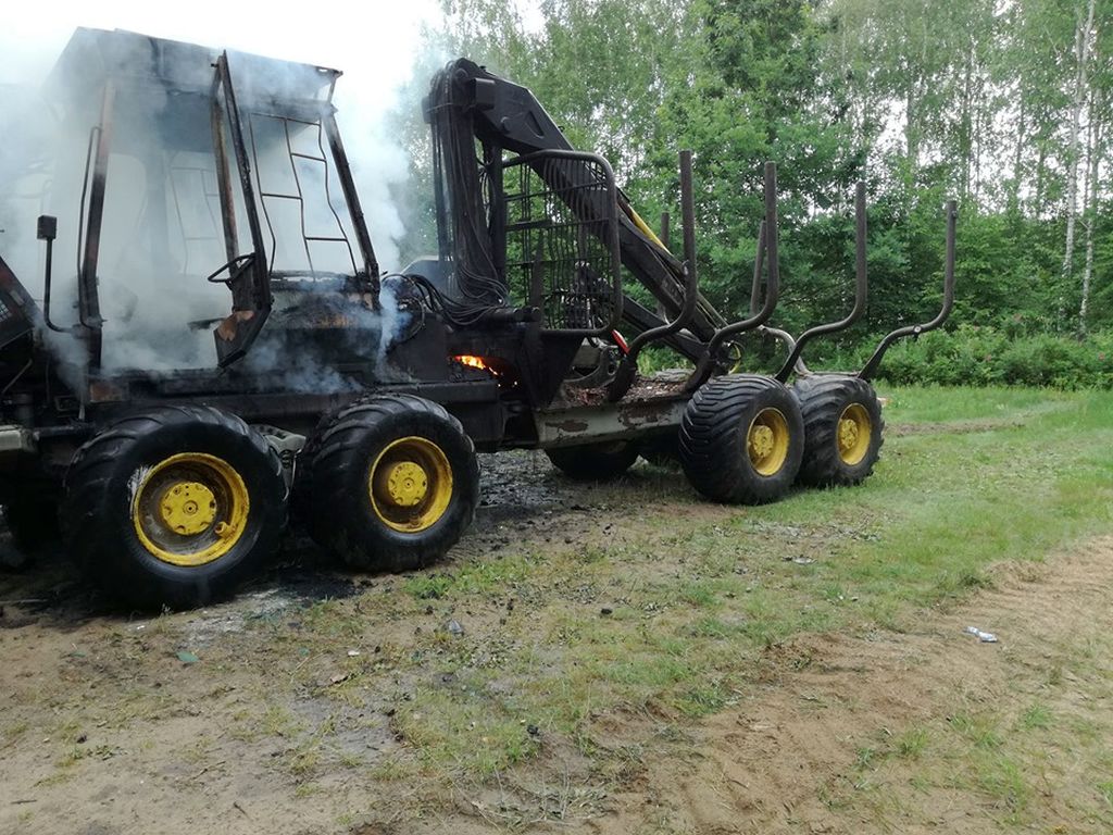 pożar maszyn leśnych, harvester, forwarder, górka, powiat złotowski, płytnica, powiat sokólski
