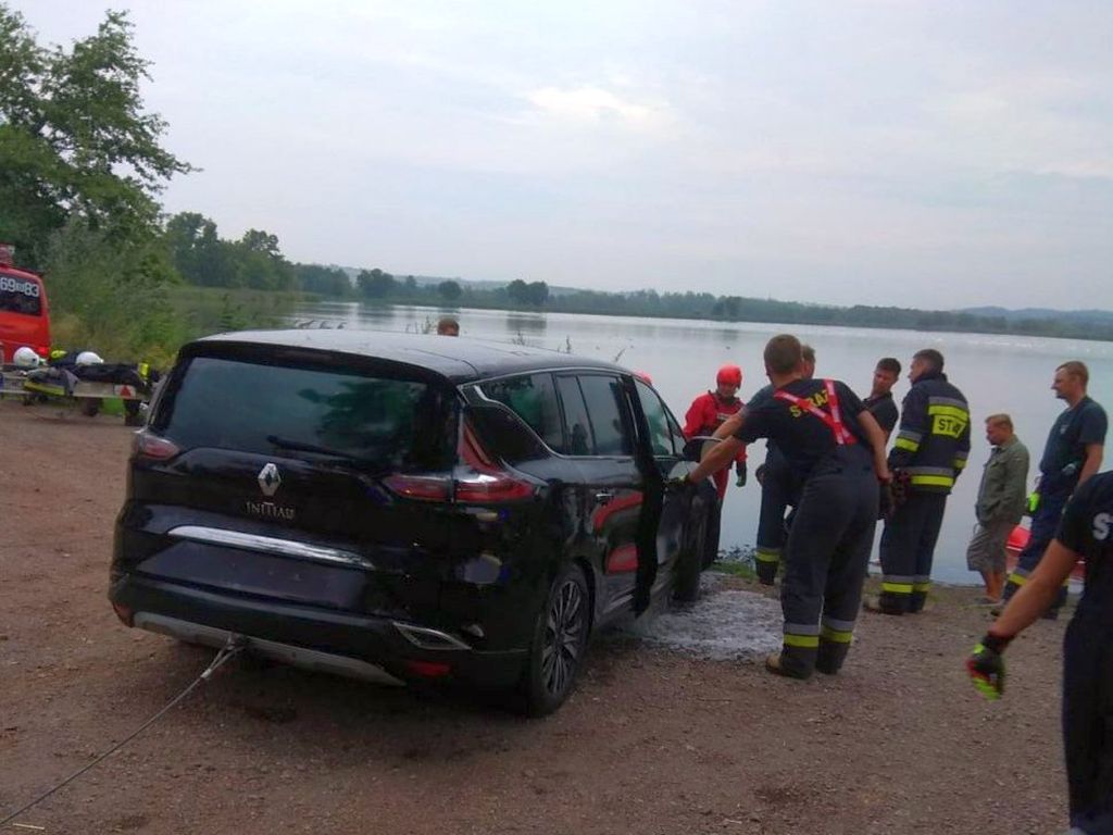 Lubomia, powiat wodzisławski, auto w stawie, staw hodowlany