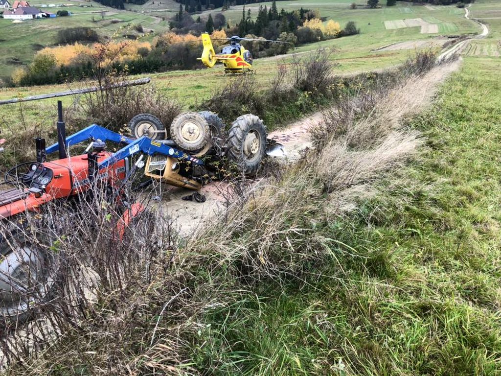 Zderzenie pojazdów było tak silne, że traktor rozpadł się na dwie części, a auto osobowe wpadło do rowu