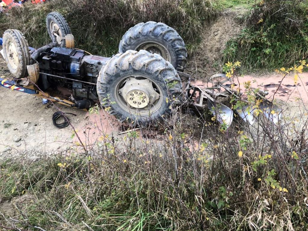 Zderzenie pojazdów było tak silne, że traktor rozpadł się na dwie części, a auto osobowe wpadło do rowu