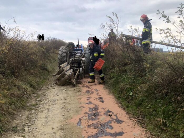 Zderzenie pojazdów było tak silne, że traktor rozpadł się na dwie części, a auto osobowe wpadło do rowu