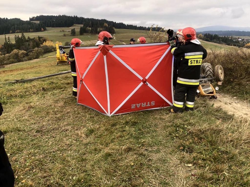 Zderzenie pojazdów było tak silne, że traktor rozpadł się na dwie części, a auto osobowe wpadło do rowu