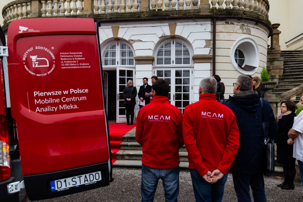 Mobilne Centrum Analizy Mleka, MCAM, Farm Innovations, Instytut Zootechniki Państwowy Instytut Badawczy, badanie mleka