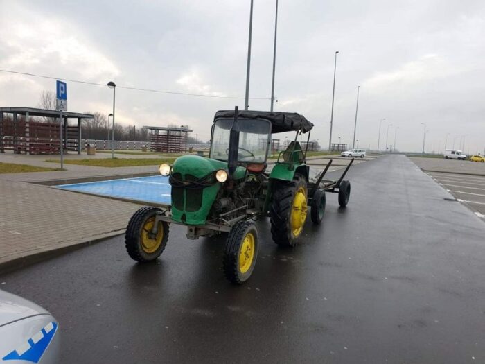 autostrada A4, ciągnik rolniczy na autostradzie, przeworsk, KPP w Łańcucie