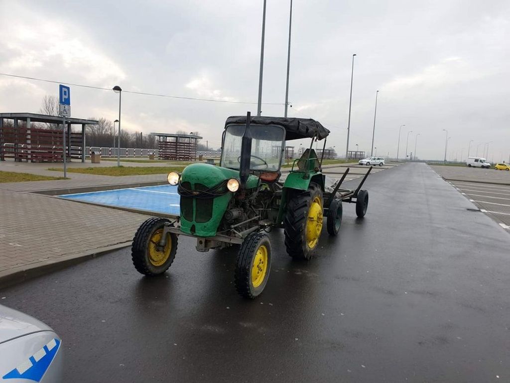 autostrada A4, ciągnik rolniczy na autostradzie, przeworsk, KPP w Łańcucie