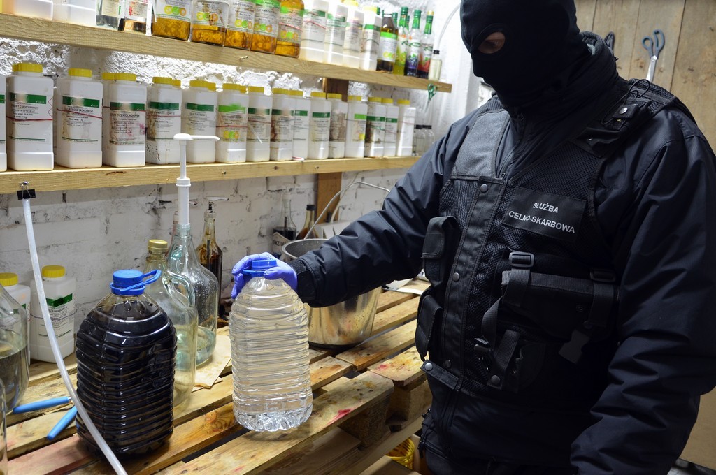 bimbrownia, nielegalna produkcja alkoholu, gmina Dobrzyniewo Duże, Krajowa Administracja Skarbowa