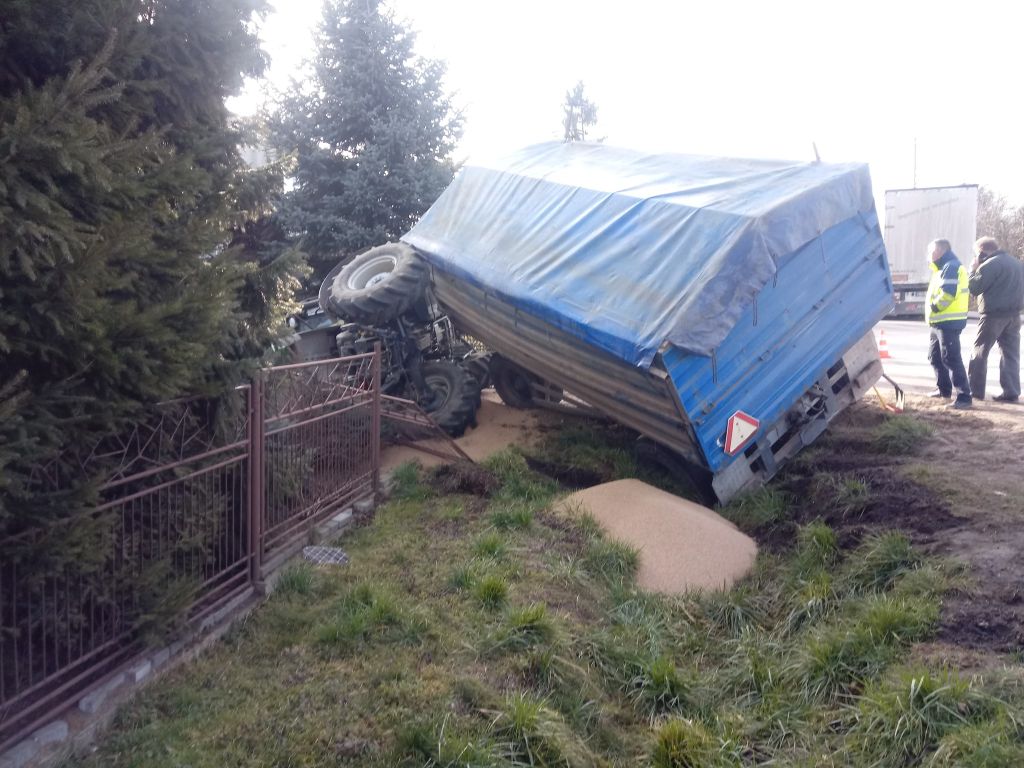 Zderzenie pojazdów było tak silne, że traktor rozpadł się na dwie części, a auto osobowe wpadło do rowu