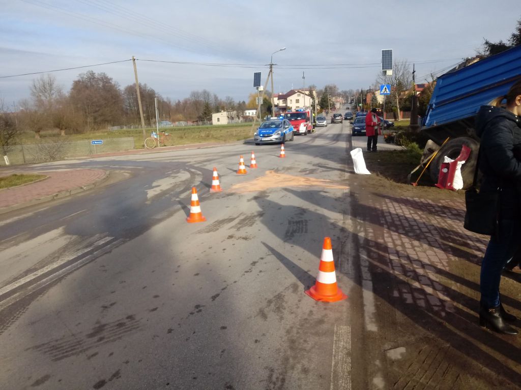 Zderzenie pojazdów było tak silne, że traktor rozpadł się na dwie części, a auto osobowe wpadło do rowu