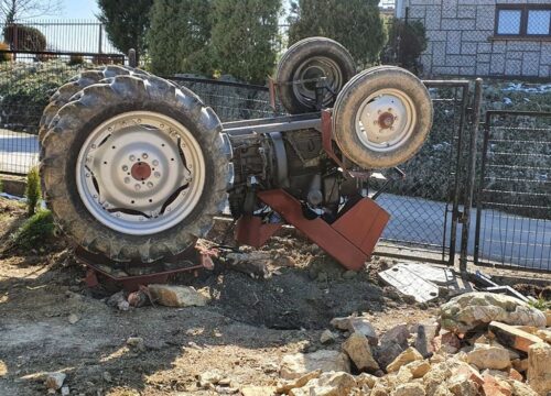 Zderzenie pojazdów było tak silne, że traktor rozpadł się na dwie części, a auto osobowe wpadło do rowu
