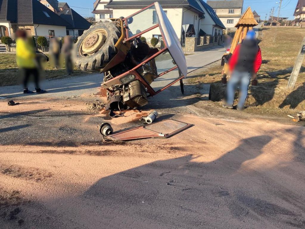 Zderzenie pojazdów było tak silne, że traktor rozpadł się na dwie części, a auto osobowe wpadło do rowu