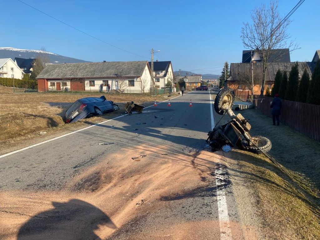Zderzenie pojazdów było tak silne, że traktor rozpadł się na dwie części, a auto osobowe wpadło do rowu