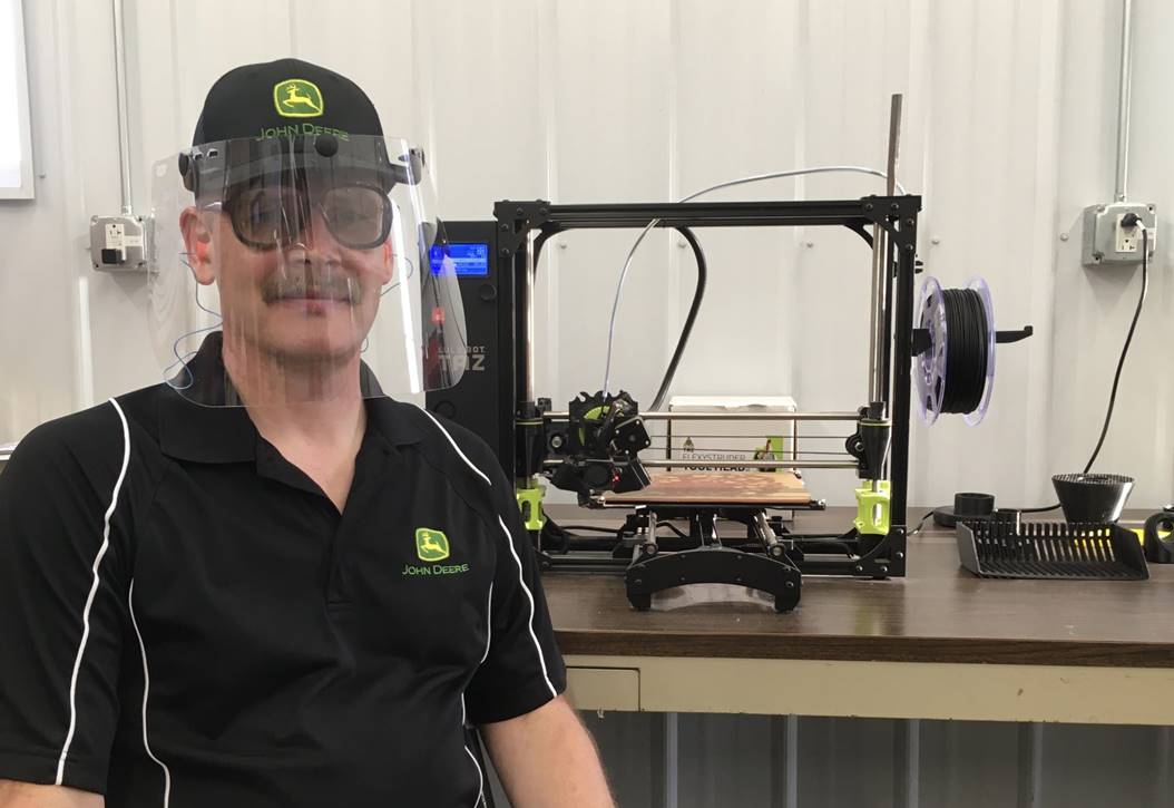 Klipsy 3D pomysłu inżynierów John Deere do czapeczek