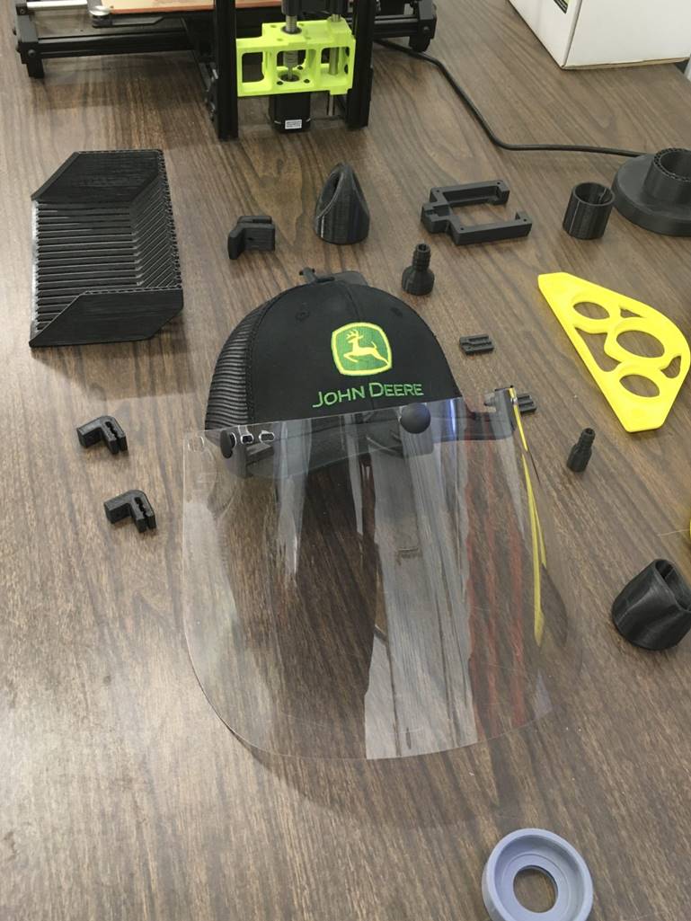 Klipsy 3D pomysłu inżynierów John Deere do czapeczek