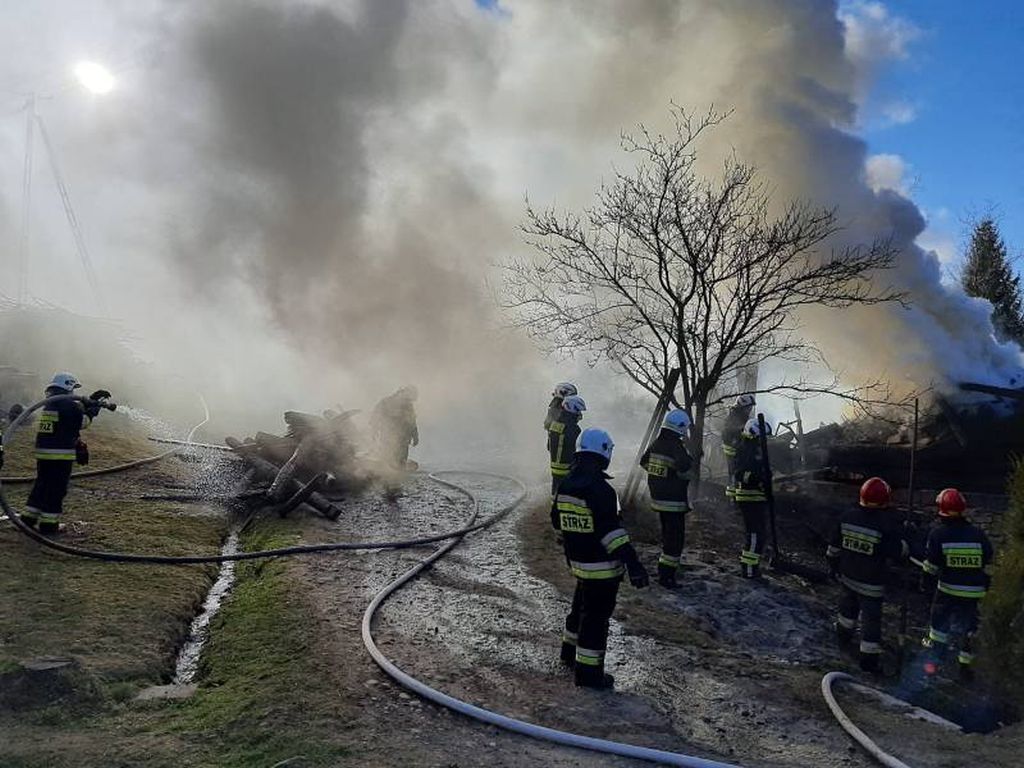 pożar gospodarstwa, świętokrzyskie, Kolonia Grzybów, straż pożarna, gowin, pomorze