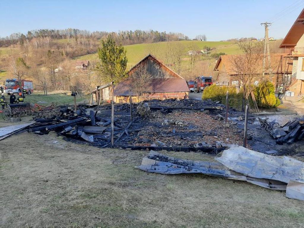 pożar gospodarstwa, świętokrzyskie, Kolonia Grzybów, straż pożarna, gowin, pomorze