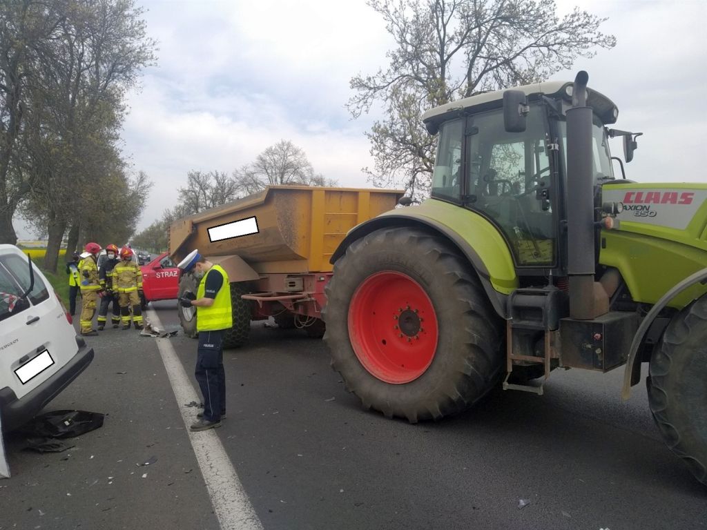 Zderzenie pojazdów było tak silne, że traktor rozpadł się na dwie części, a auto osobowe wpadło do rowu