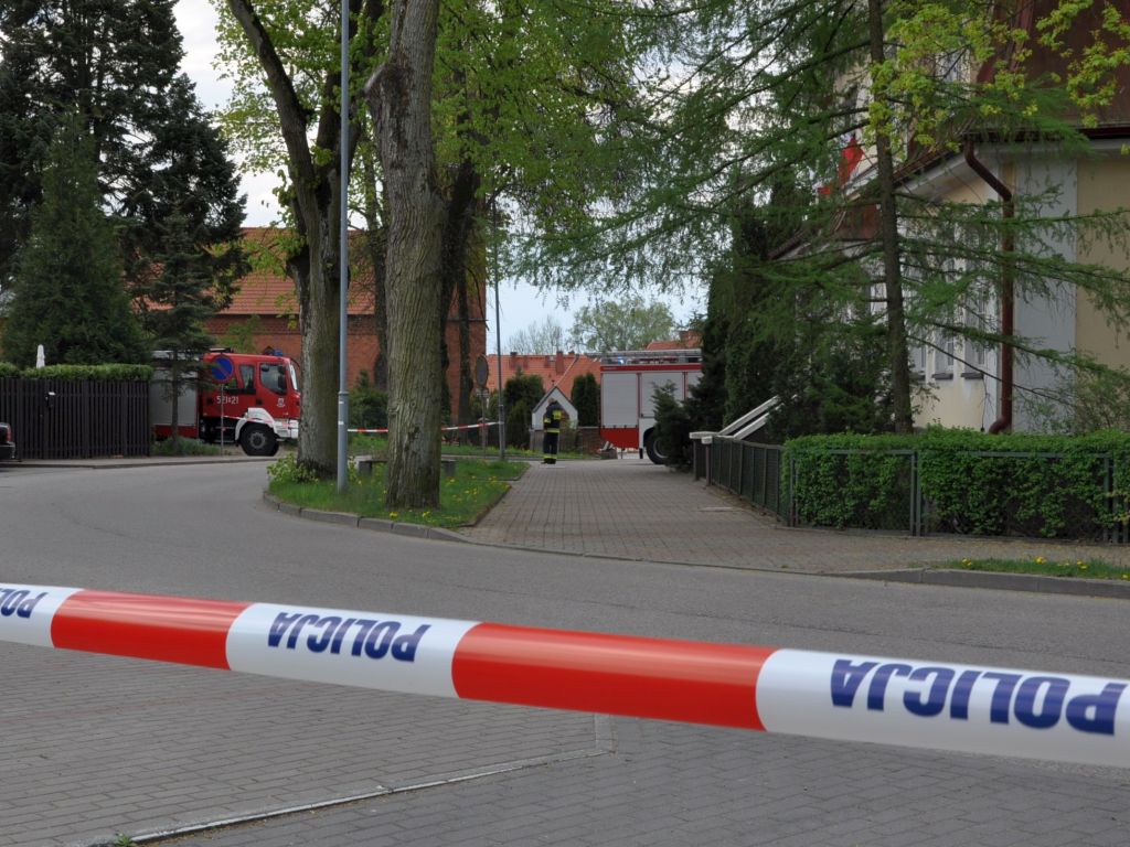 pocisk artyleryjski na polu, saperzy, niewybuch, policja, Olecko