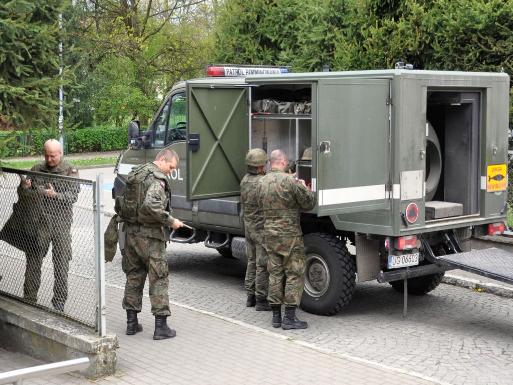 pocisk artyleryjski na polu, saperzy, niewybuch, policja, Olecko