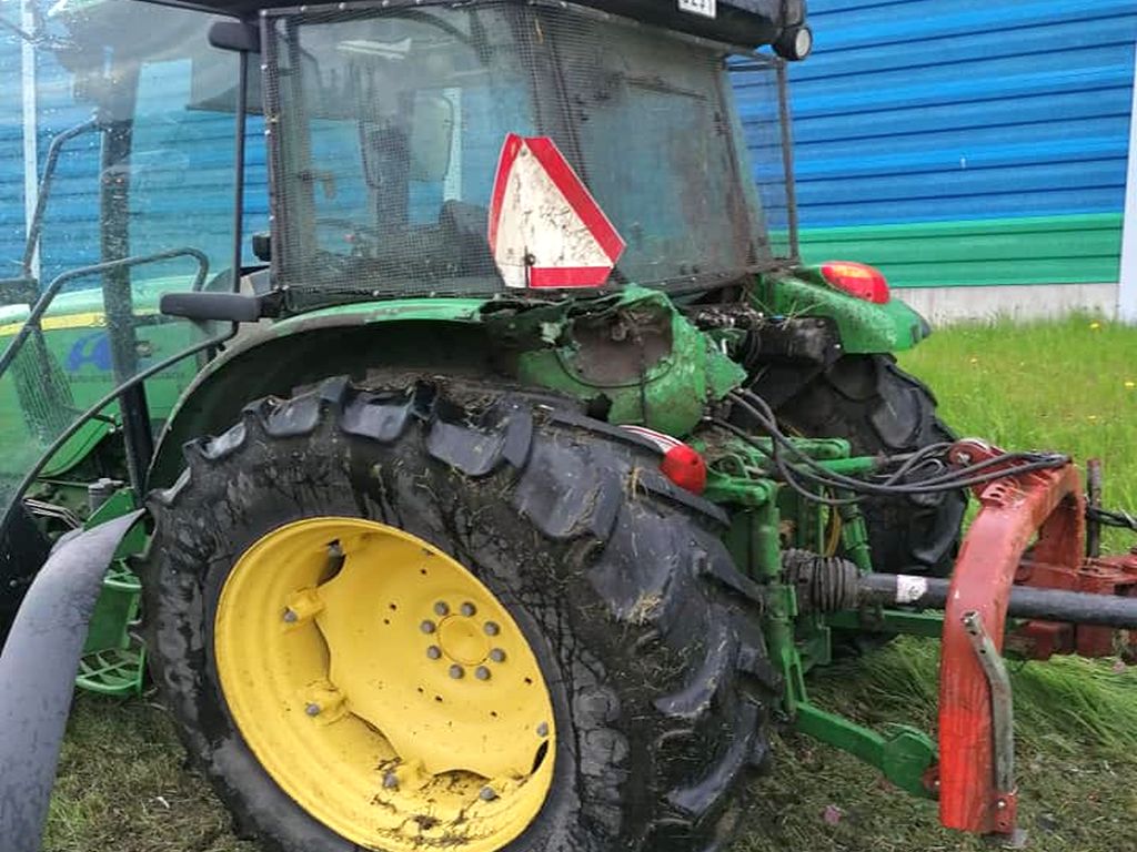 Zderzenie pojazdów było tak silne, że traktor rozpadł się na dwie części, a auto osobowe wpadło do rowu