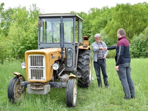 Zderzenie pojazdów było tak silne, że traktor rozpadł się na dwie części, a auto osobowe wpadło do rowu