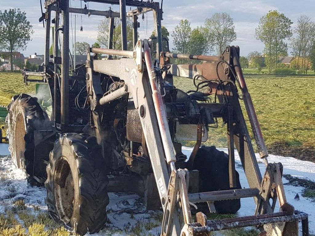 Zderzenie pojazdów było tak silne, że traktor rozpadł się na dwie części, a auto osobowe wpadło do rowu