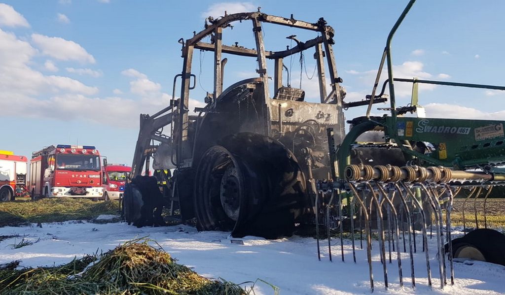 Zderzenie pojazdów było tak silne, że traktor rozpadł się na dwie części, a auto osobowe wpadło do rowu
