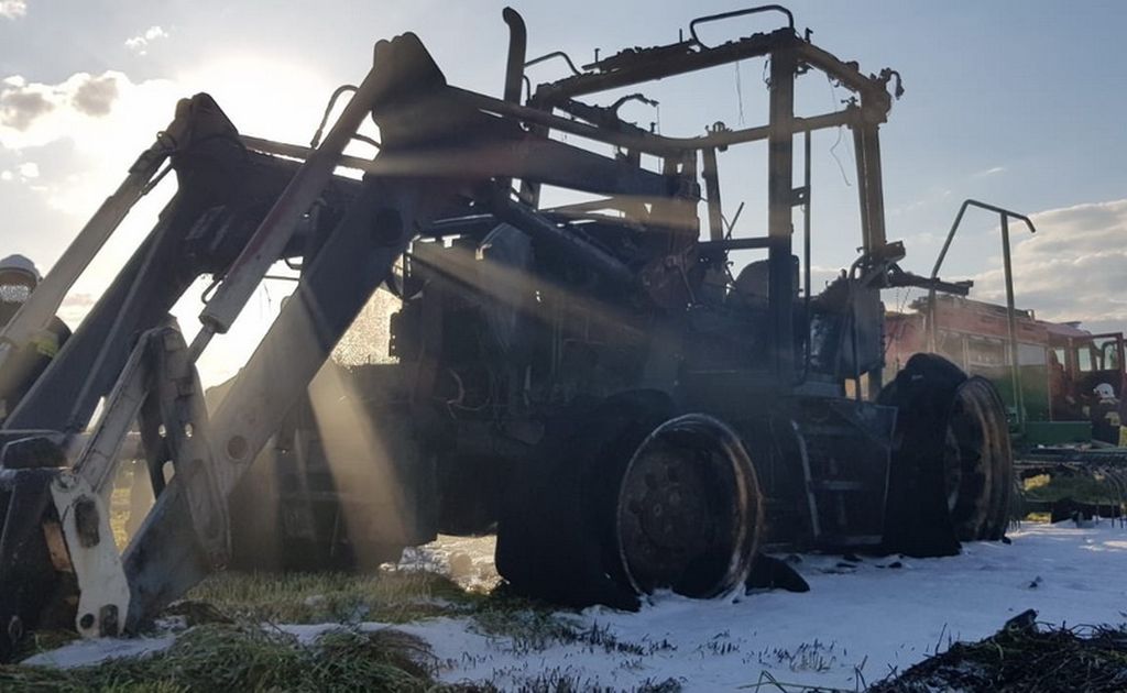 Zderzenie pojazdów było tak silne, że traktor rozpadł się na dwie części, a auto osobowe wpadło do rowu