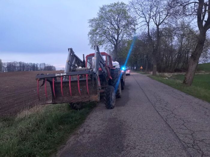 Zderzenie pojazdów było tak silne, że traktor rozpadł się na dwie części, a auto osobowe wpadło do rowu