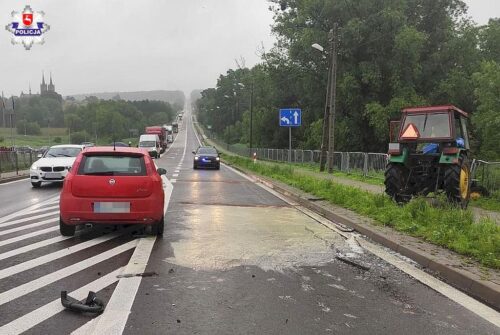 Zderzenie pojazdów było tak silne, że traktor rozpadł się na dwie części, a auto osobowe wpadło do rowu