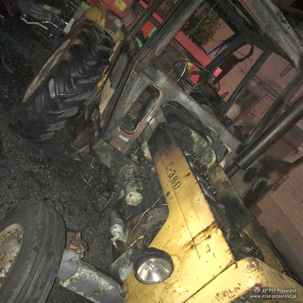 Zderzenie pojazdów było tak silne, że traktor rozpadł się na dwie części, a auto osobowe wpadło do rowu