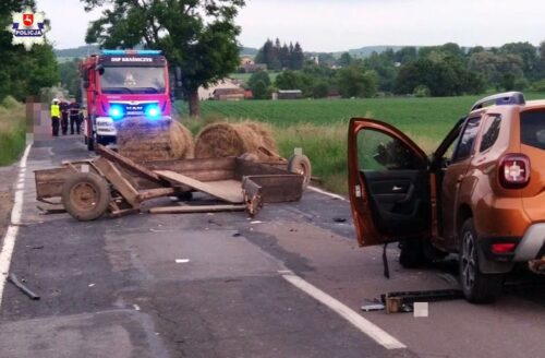Zderzenie pojazdów było tak silne, że traktor rozpadł się na dwie części, a auto osobowe wpadło do rowu