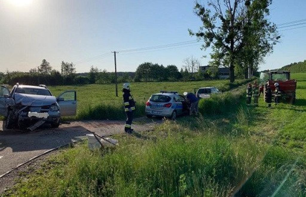 Zderzenie pojazdów było tak silne, że traktor rozpadł się na dwie części, a auto osobowe wpadło do rowu