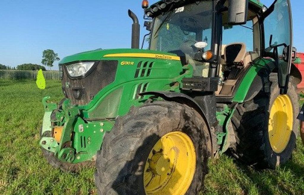 Zderzenie pojazdów było tak silne, że traktor rozpadł się na dwie części, a auto osobowe wpadło do rowu