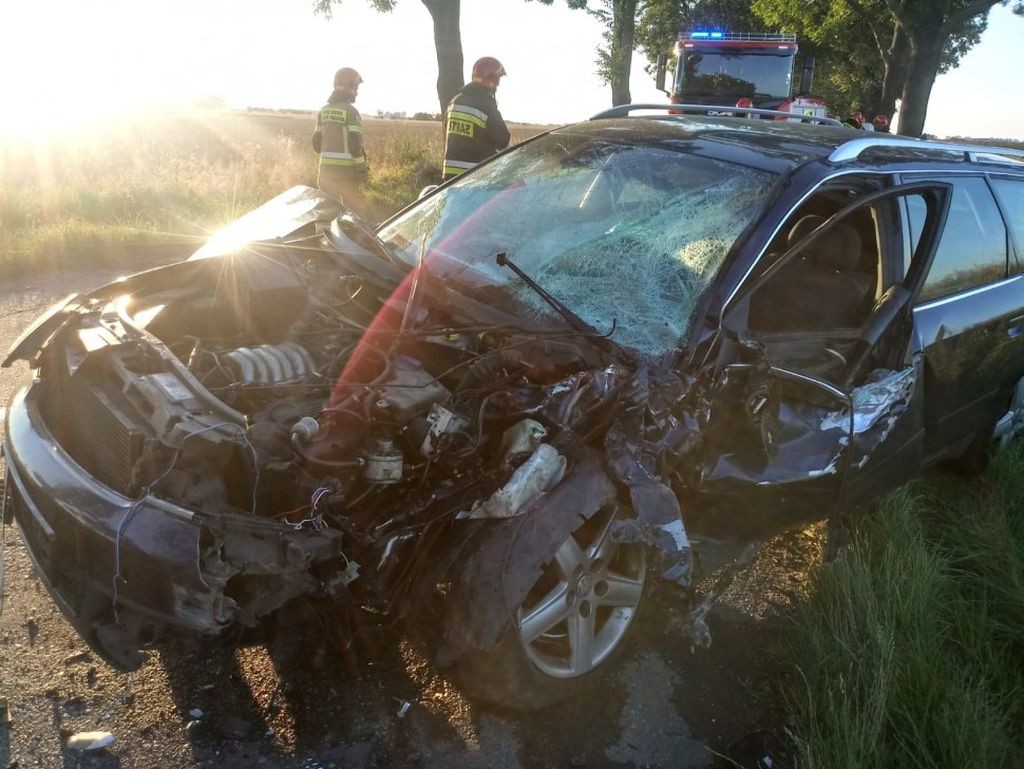Zderzenie pojazdów było tak silne, że traktor rozpadł się na dwie części, a auto osobowe wpadło do rowu
