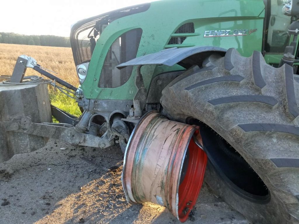 Zderzenie pojazdów było tak silne, że traktor rozpadł się na dwie części, a auto osobowe wpadło do rowu
