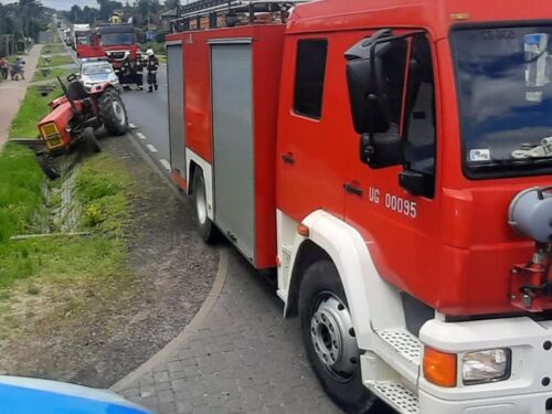 Zderzenie pojazdów było tak silne, że traktor rozpadł się na dwie części, a auto osobowe wpadło do rowu