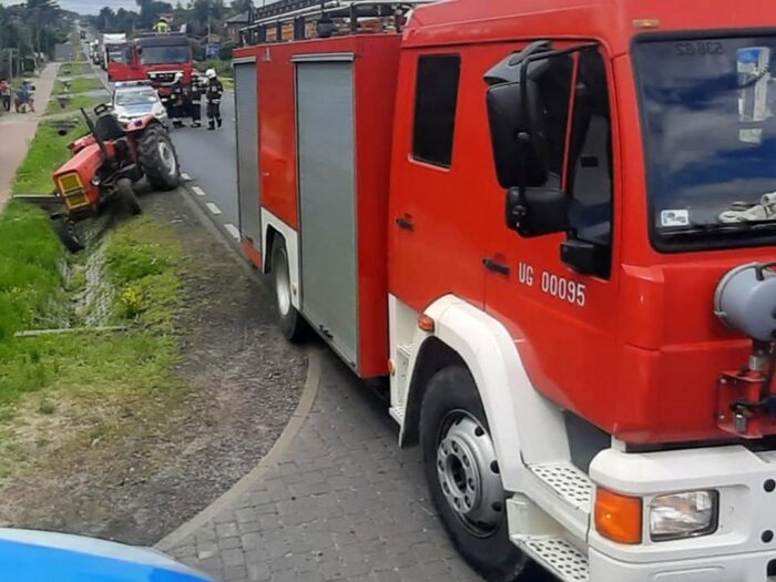 Zderzenie pojazdów było tak silne, że traktor rozpadł się na dwie części, a auto osobowe wpadło do rowu