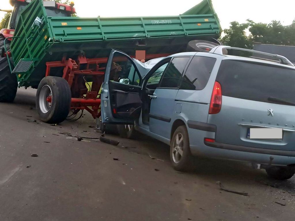 Zderzenie pojazdów było tak silne, że traktor rozpadł się na dwie części, a auto osobowe wpadło do rowu