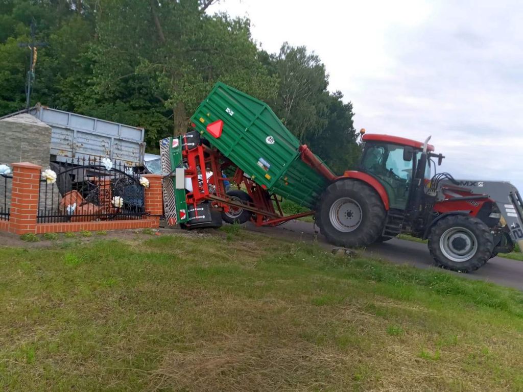 Zderzenie pojazdów było tak silne, że traktor rozpadł się na dwie części, a auto osobowe wpadło do rowu