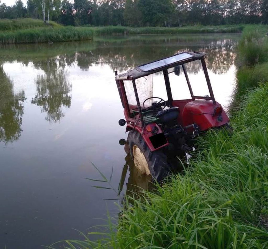 Zderzenie pojazdów było tak silne, że traktor rozpadł się na dwie części, a auto osobowe wpadło do rowu
