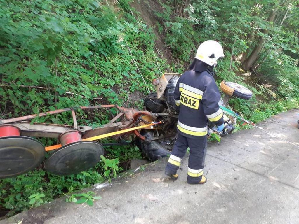 wypadek, ciągnik wywrócił się na bok, małopolskie, traktorzysta w szpitalu